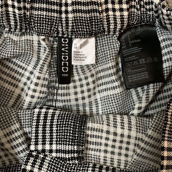 𝅺H&M black and white plaid dress pants. Button and zipper front elastic back. - Picture 7 of 10
